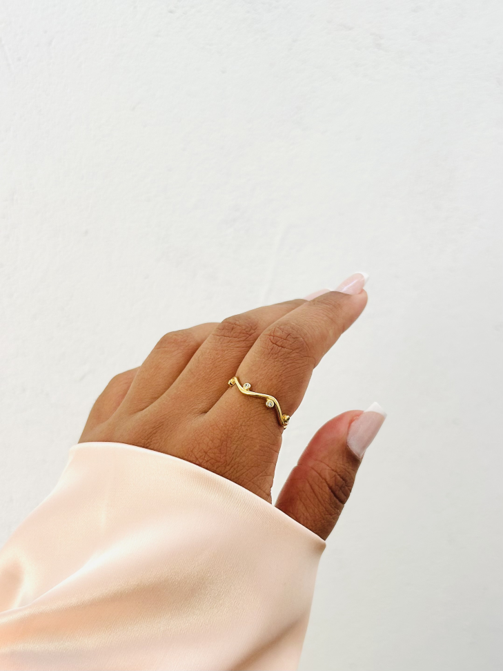 Anel Nora Ondulado Cravejado Banhado Ouro 18k (Fluido) - #7