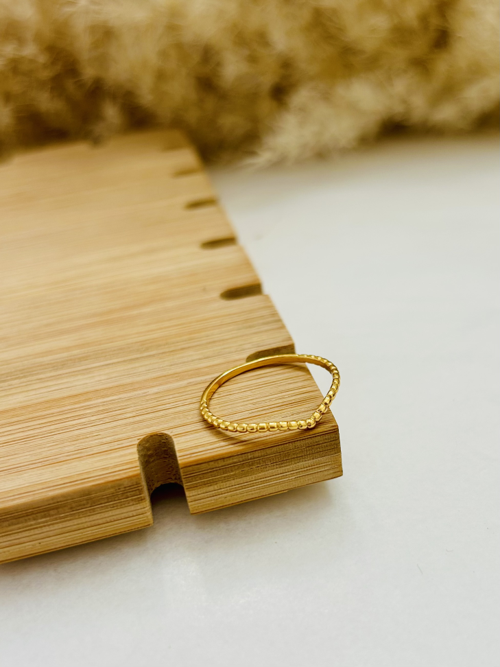 Anel Asa Delta V Cravejado Banhado Ouro 18k (Stacking) - #10