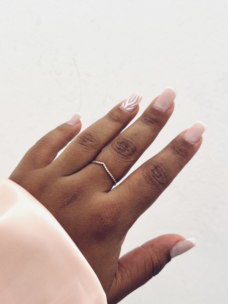 Anel Asa Delta V Cravejado Banhado Ouro 18k (Stacking) - #6