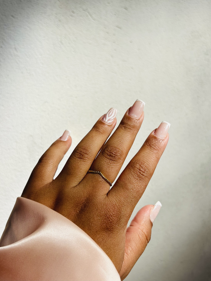 Anel Asa Delta V Cravejado Banhado Ouro 18k (Stacking) - #9