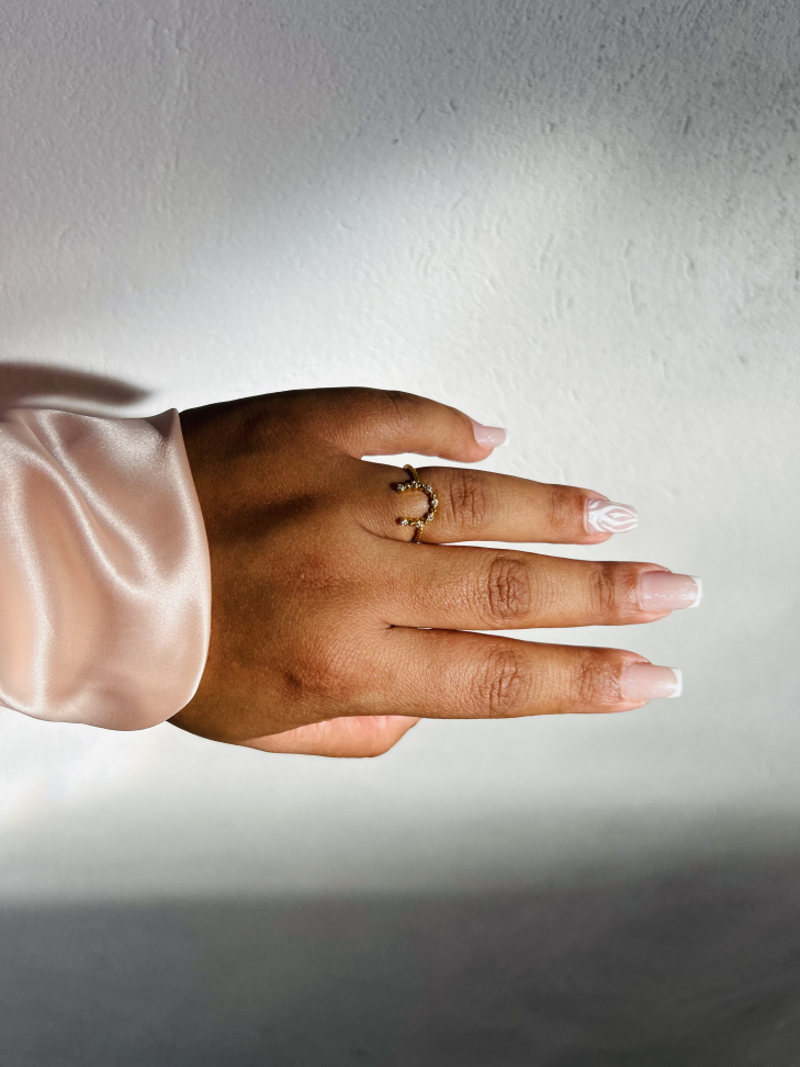 Anel Ferradura Proteção Cravejada – Ouro 18K | Seu Amuleto de Poder - #15