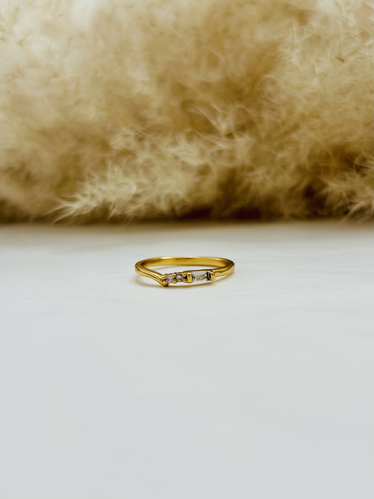 Anel Baguete Cravejado Banhado a Ouro 18K - Joia Moderna de Brilho Trilógico - #3