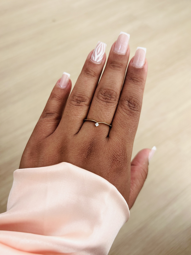 Anel V Princess Cravejado Banhado a Ouro 18K - Sua Coroa Diária de Brilho Sutil - #14