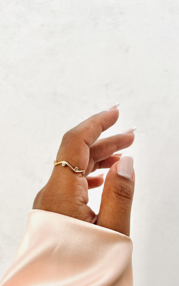 Anel Nora Ondulado Cravejado Banhado Ouro 18k (Fluido) - #13