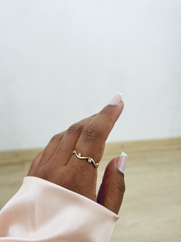 Anel Nora Ondulado Cravejado Banhado Ouro 18k (Fluido) - #9