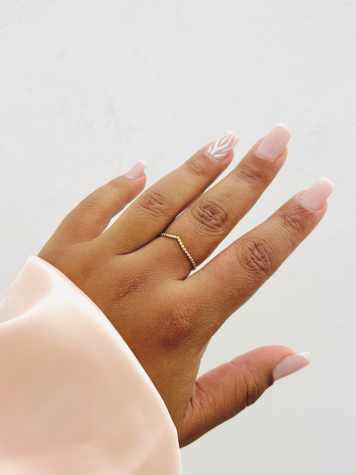 Anel Asa Delta V Cravejado Banhado Ouro 18k (Stacking) - #5