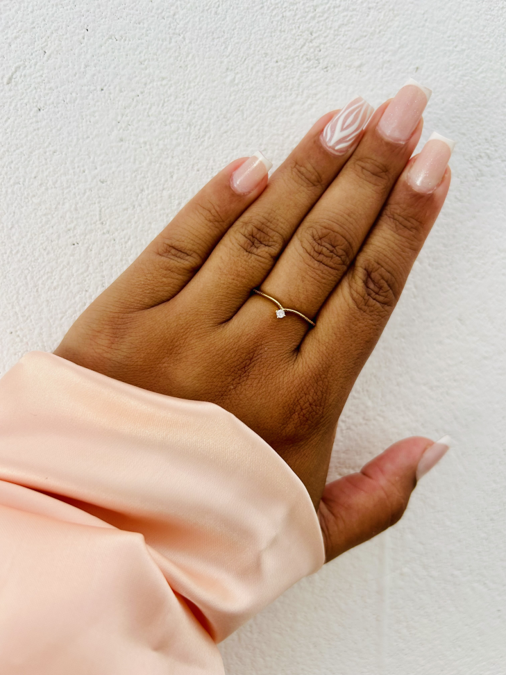 Anel V Princess Cravejado Banhado a Ouro 18K - Sua Coroa Diária de Brilho Sutil - #17