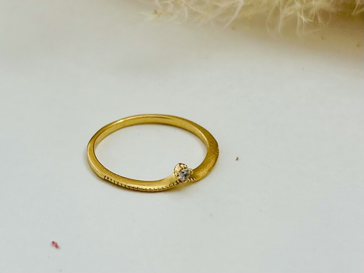 Anel V Princess Cravejado Banhado a Ouro 18K - Sua Coroa Diária de Brilho Sutil - #3