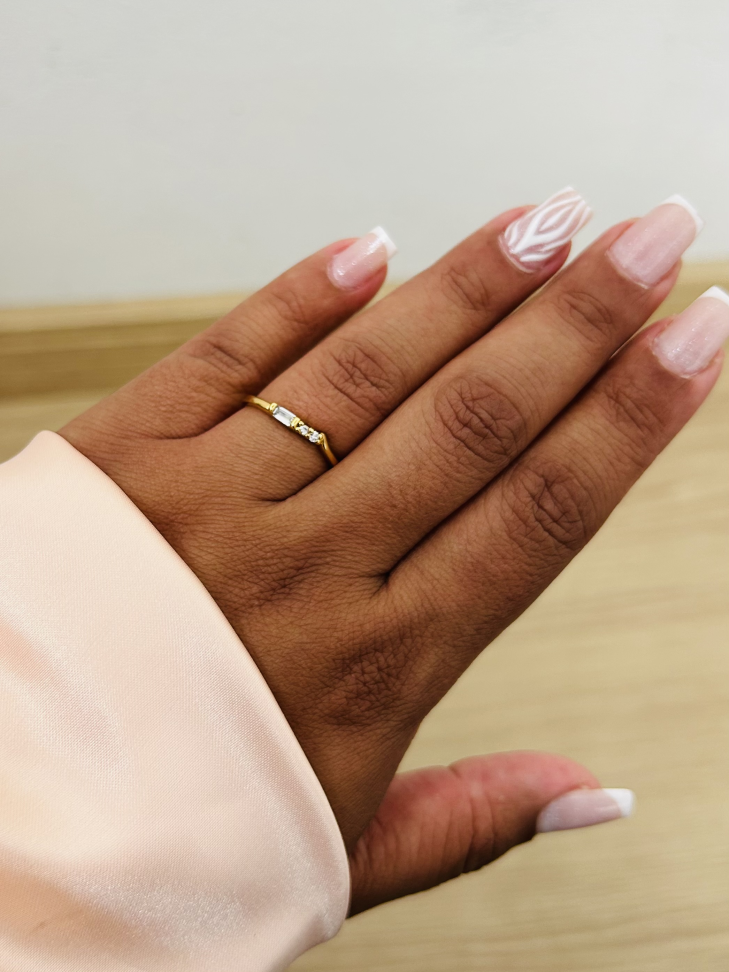 Anel Baguete Cravejado Banhado a Ouro 18K - Joia Moderna de Brilho Trilógico - #10