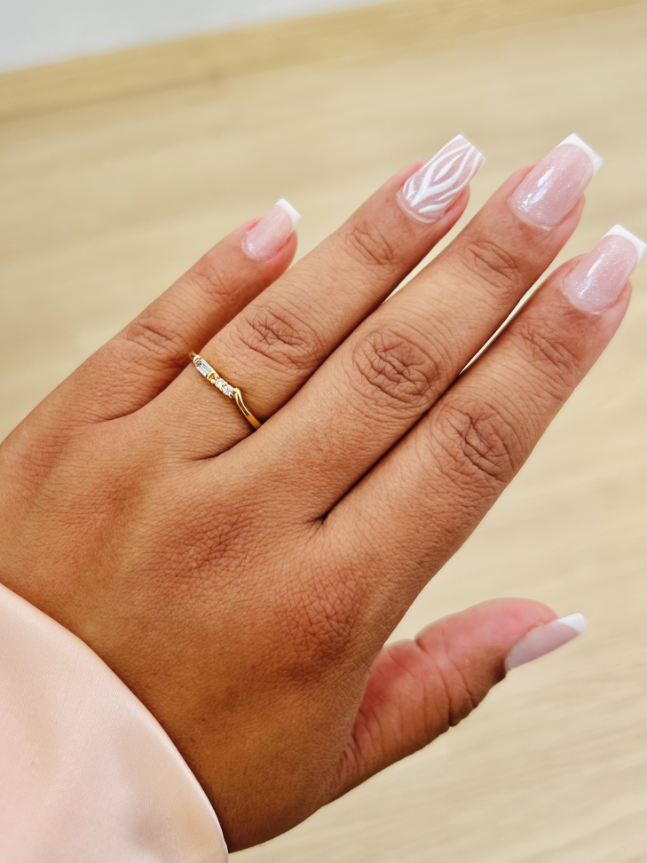 Anel Baguete Cravejado Banhado a Ouro 18K - Joia Moderna de Brilho Trilógico - #6