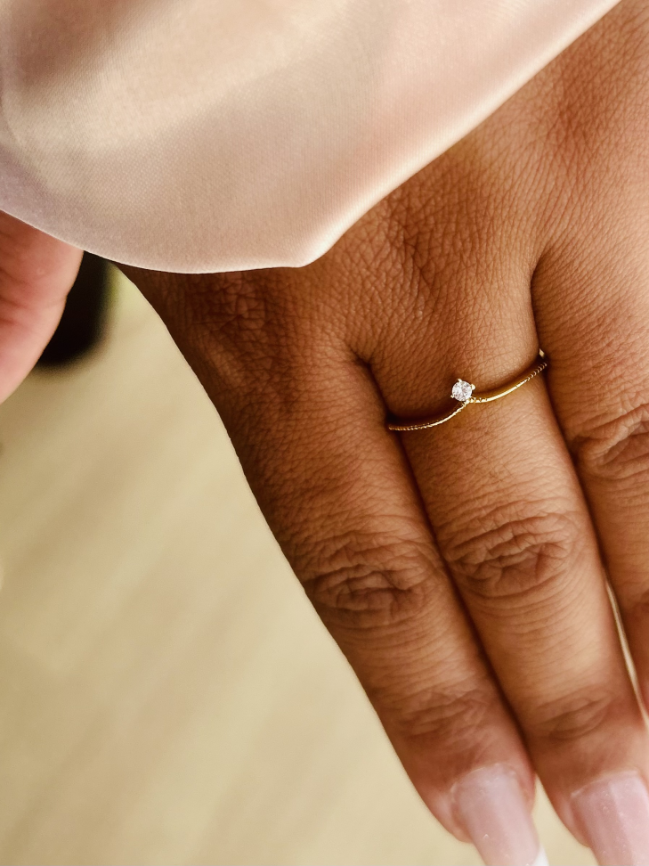 Anel V Princess Cravejado Banhado a Ouro 18K - Sua Coroa Diária de Brilho Sutil - #4