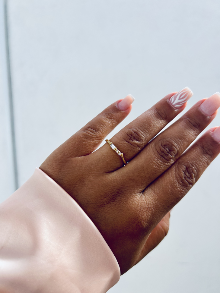 Anel Baguete Cravejado Banhado a Ouro 18K - Joia Moderna de Brilho Trilógico - #13