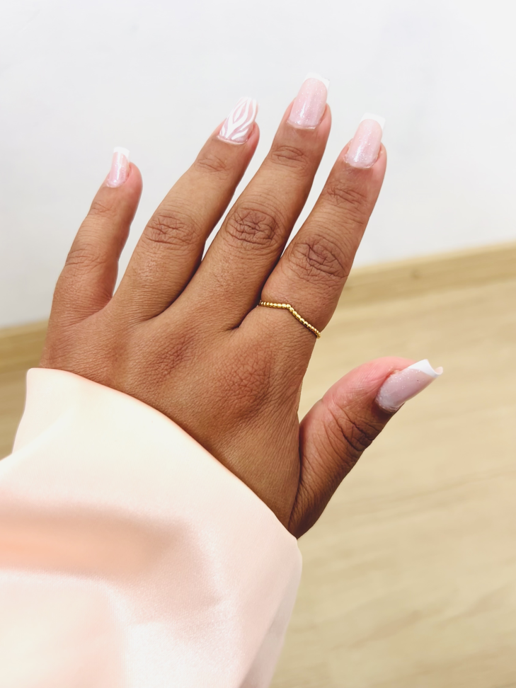 Anel Asa Delta V Cravejado Banhado Ouro 18k (Stacking) - #11