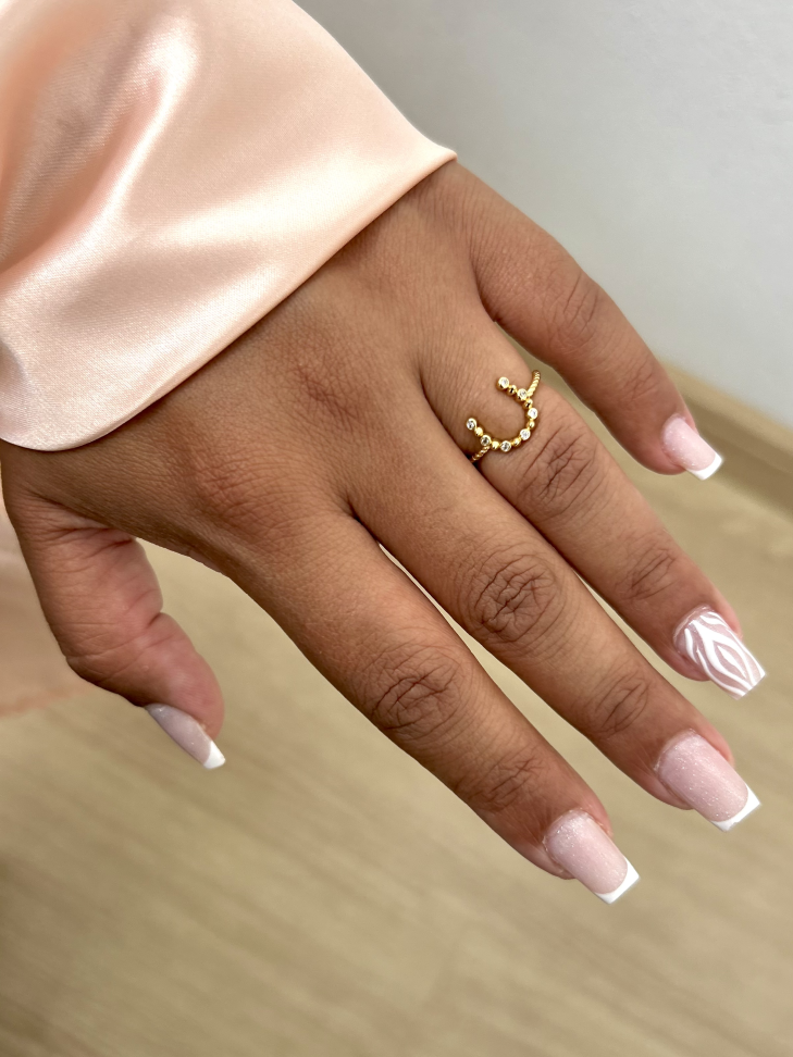 Anel Ferradura Proteção Cravejada – Ouro 18K | Seu Amuleto de Poder - #23