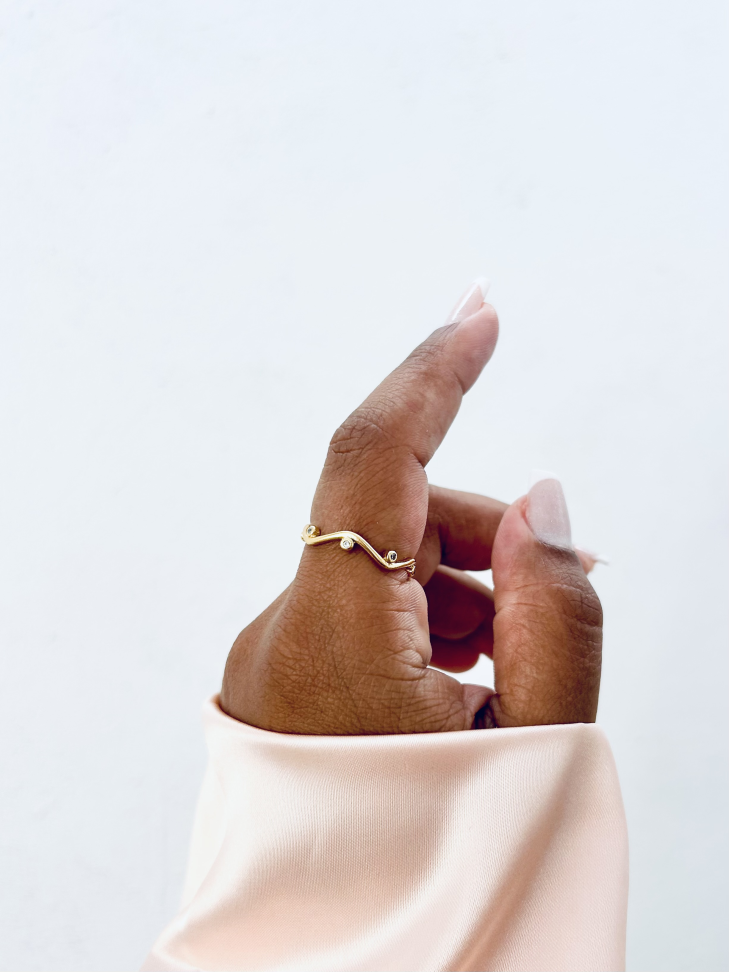 Anel Nora Ondulado Cravejado Banhado Ouro 18k (Fluido) - #10