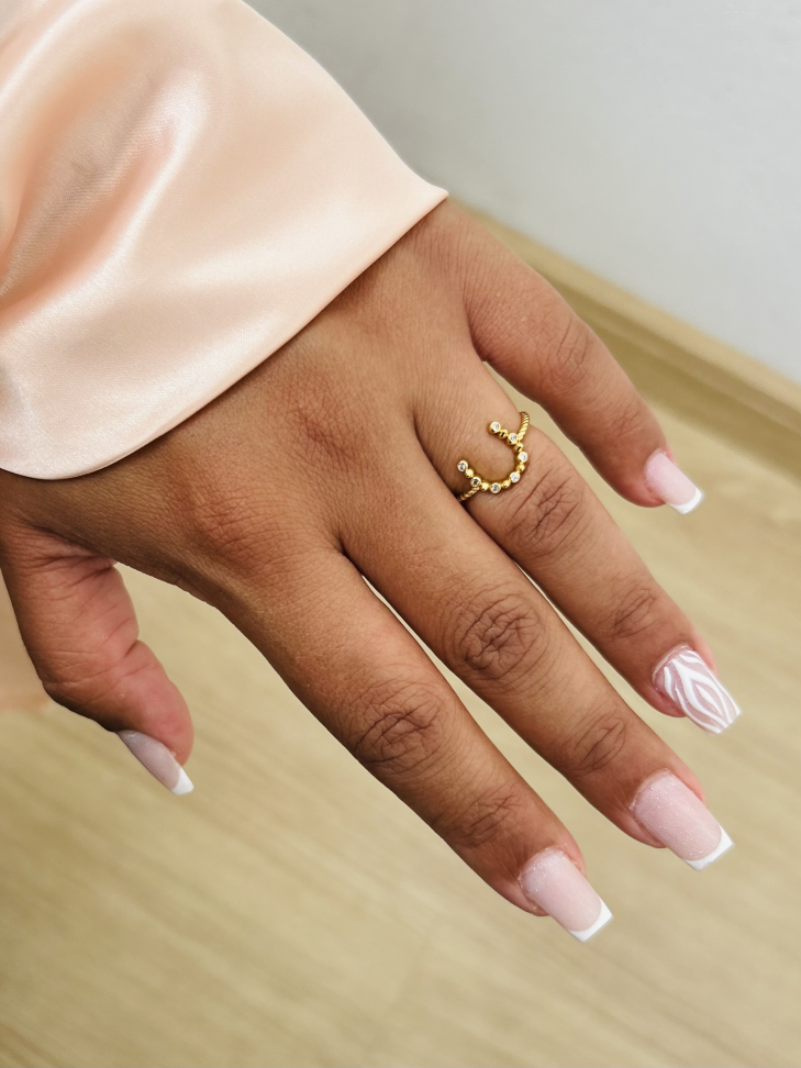 Anel Ferradura Proteção Cravejada – Ouro 18K | Seu Amuleto de Poder - #22