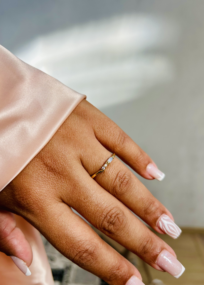 Anel Baguete Cravejado Banhado a Ouro 18K - Joia Moderna de Brilho Trilógico - #17