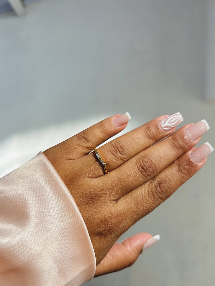 Anel Baguete Cravejado Banhado a Ouro 18K - Joia Moderna de Brilho Trilógico - #15