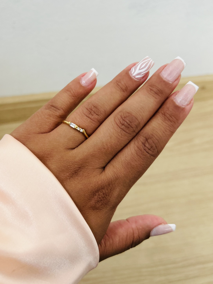 Anel Baguete Cravejado Banhado a Ouro 18K - Joia Moderna de Brilho Trilógico - #18