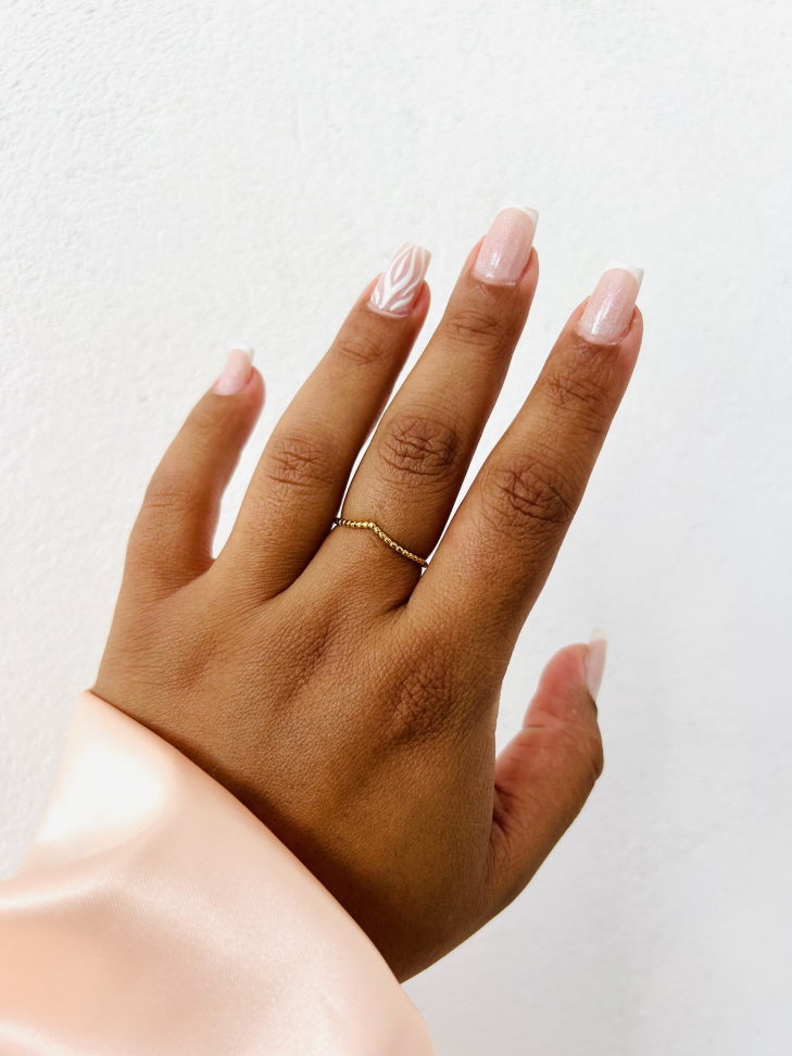 Anel Asa Delta V Cravejado Banhado Ouro 18k (Stacking) - #12