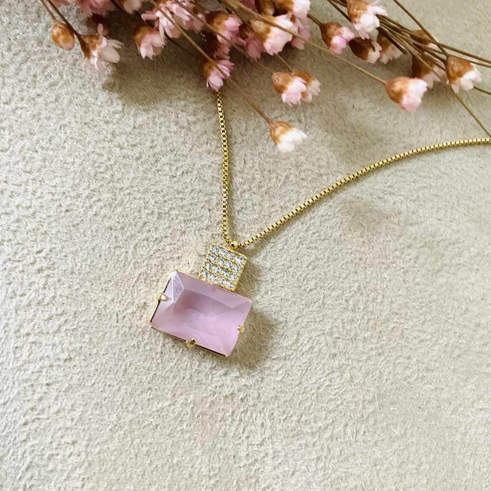 Colar Pedrinha Rosa Leitosa e Quadradinho cristais