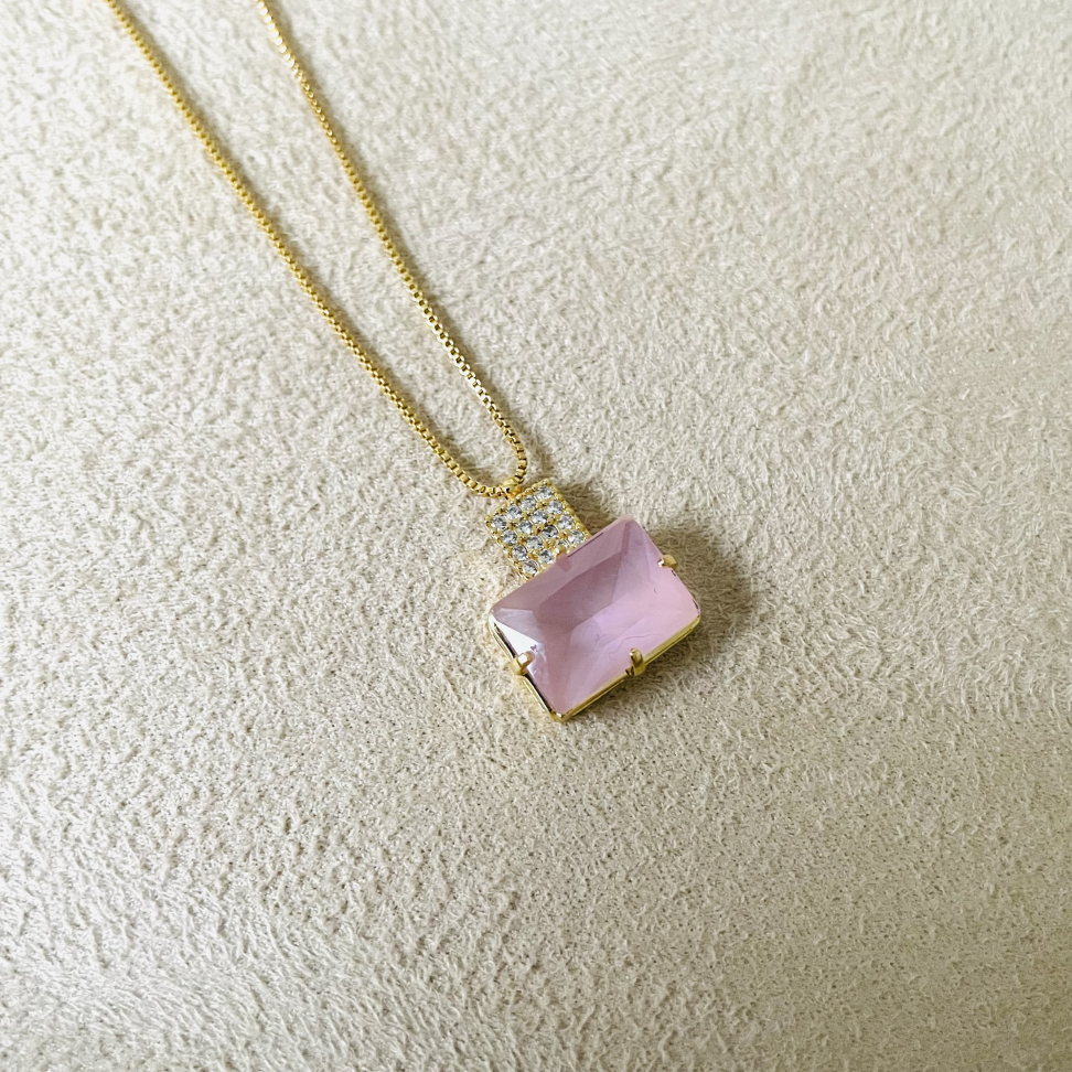 Colar Pedrinha Rosa Leitosa e Quadradinho cristais