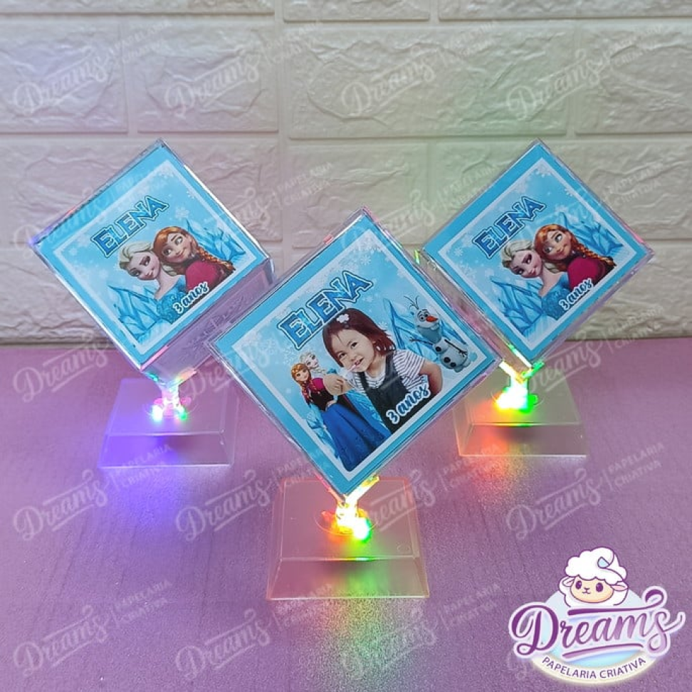 Kit com 10 Cubos Mágicos Acrílicos 8 × 8 cm com Foto e LED – Frozen