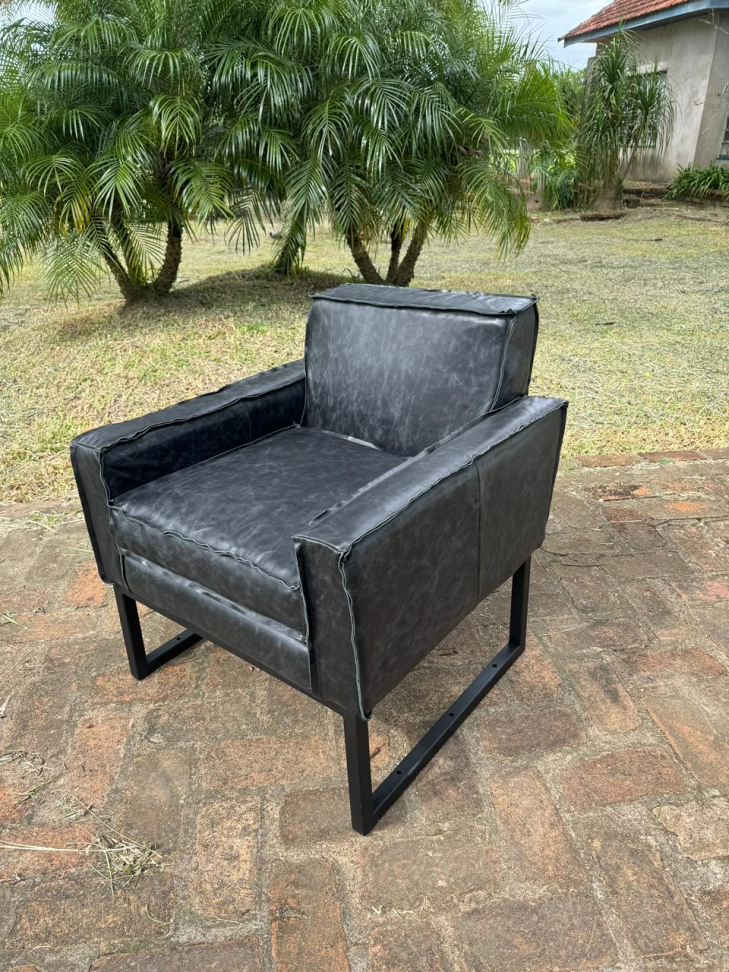 Poltrona Parma - Couro legítimo Waxy Preto