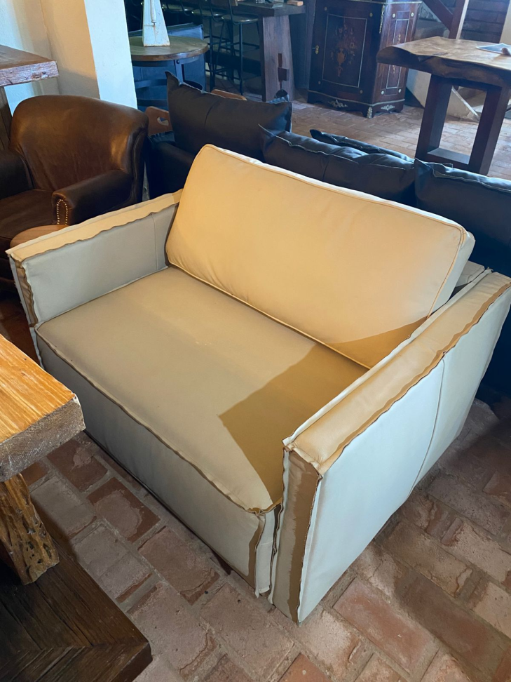 Poltrona Amalfi 1,13m- Couro Legitimo Madras Bege