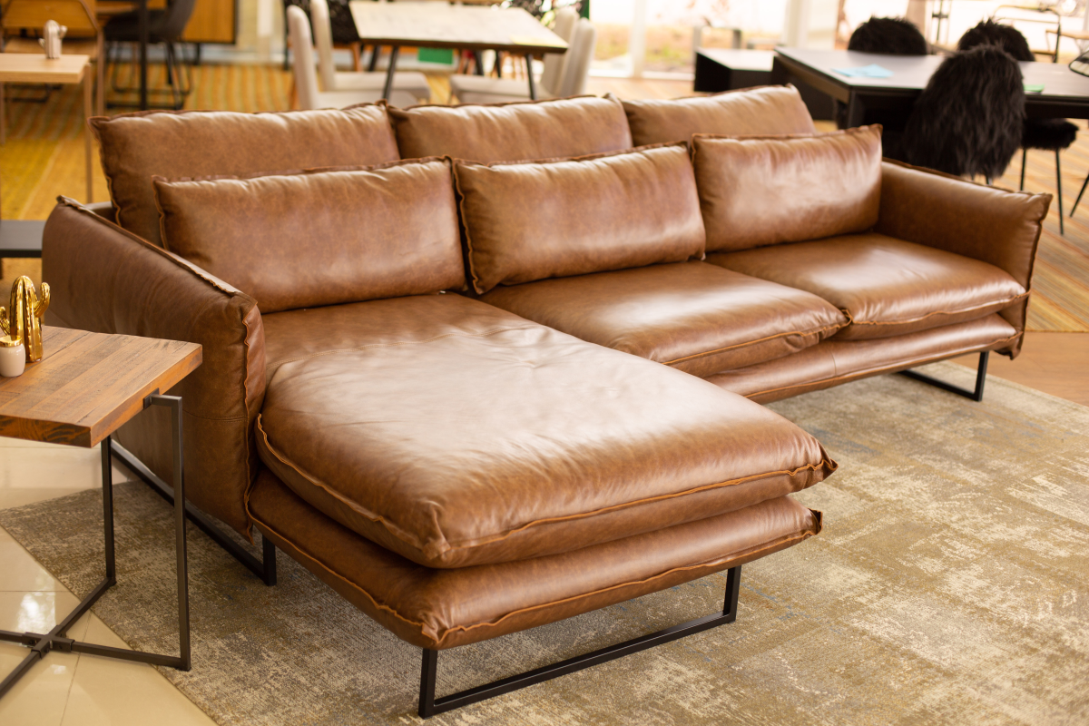 Sofá Ibiza 2,70m com chaise - Couro legitimo Camel