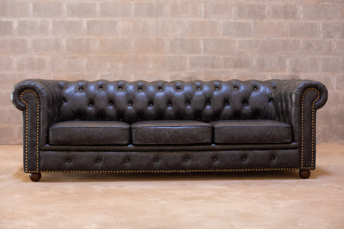Sofá Chesterfield 2,40m - Couro Legítimo Preto