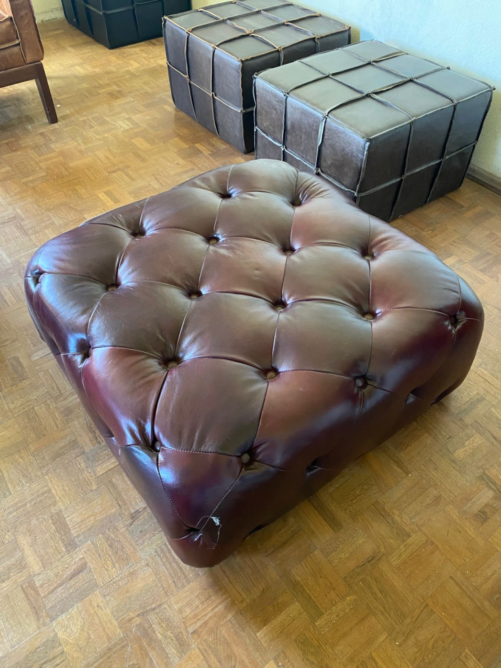 Puff Capitonê 0,90x0,90 - Couro legitimo Burgundy
