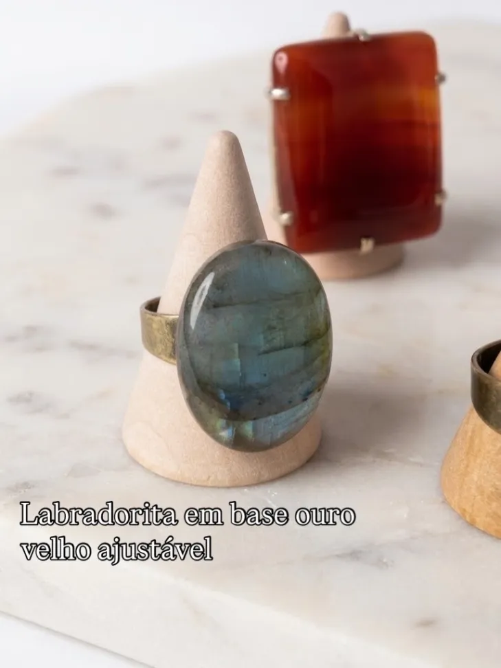 Anel de Labradorita com Base de Ouro Velho