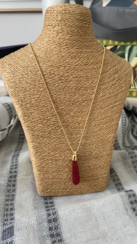 Colar com Pingente Vermelho e Corrente Dourada