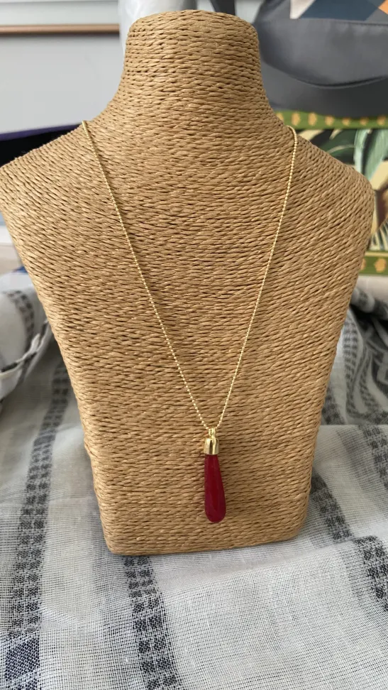 Colar com Pingente Vermelho e Corrente Dourada - #1