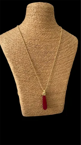 Colar com Pingente Vermelho e Corrente Dourada