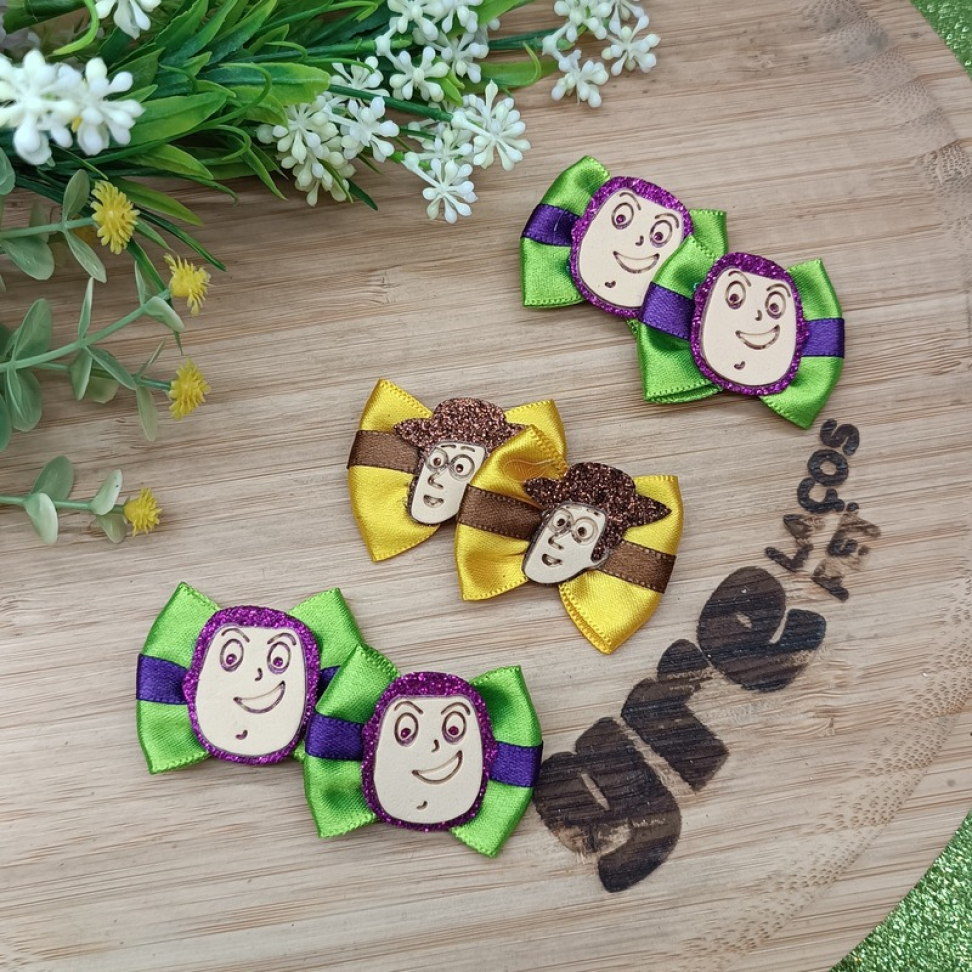 TS04-Laço M com Fitilho e  Enfeites do Buzz Lightyear e Woody do Toy Story