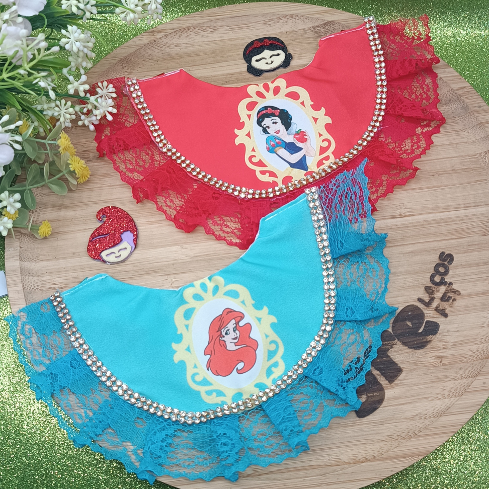 Kit Babador com Renda e Strass de Personagens + Adesivo