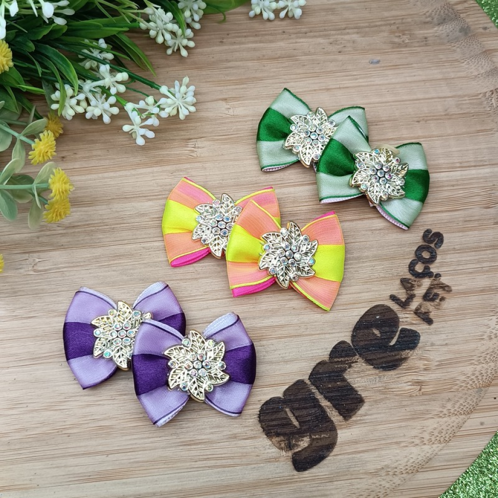 Laço M de Fita com Fita de Voal e Flor de Brilho