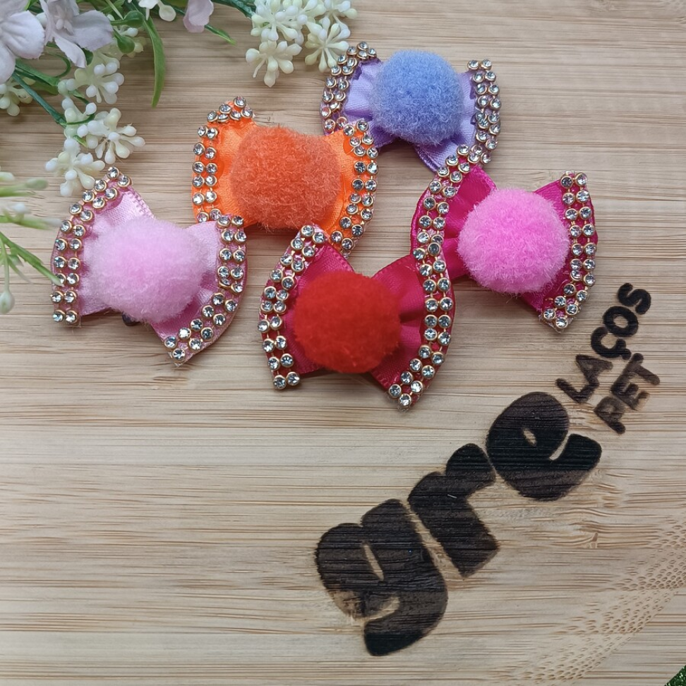 Laço M com Pompom e Strass Lateral
