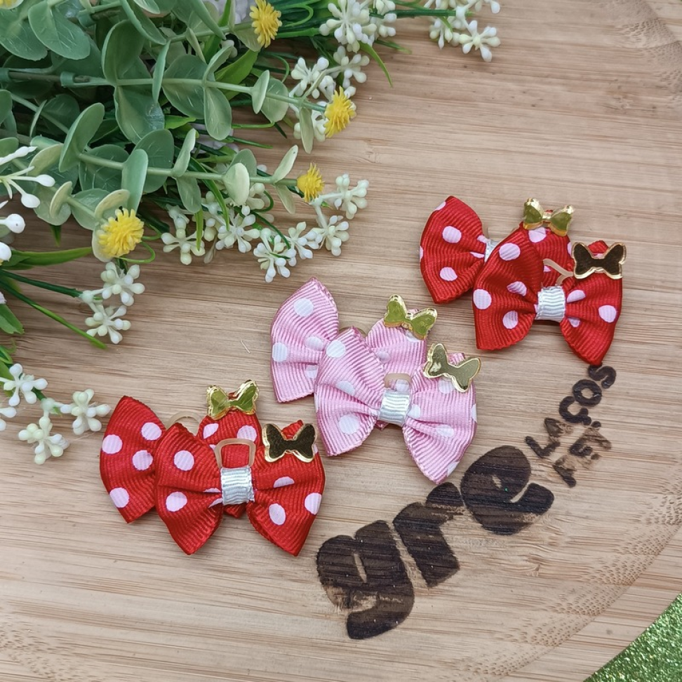 Laço M de Fita de Bolinha com Laçinho de Acrílico no Cantinho da Minnie