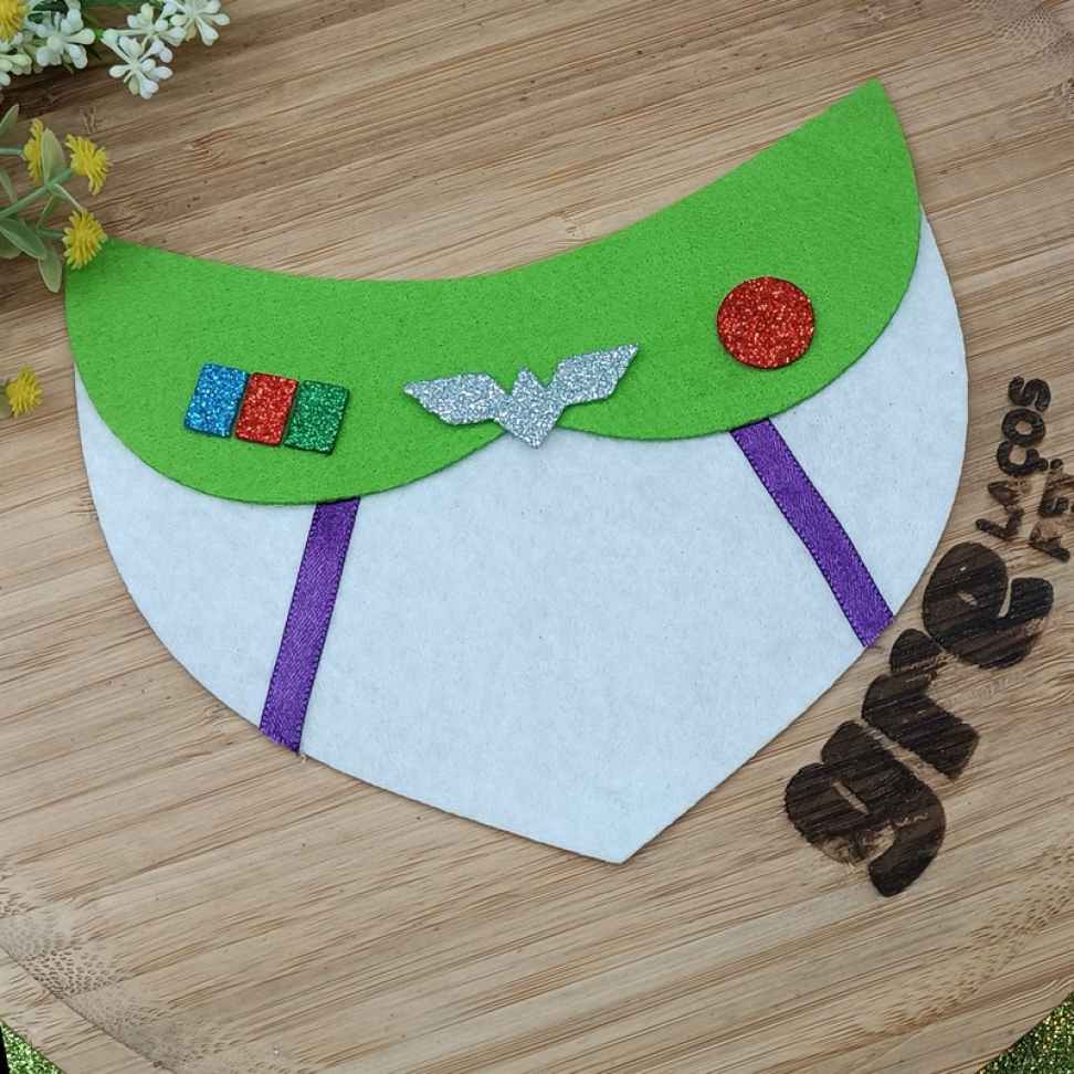 TS08-Babador de Feltro Roupinha do Buzz Lightyear