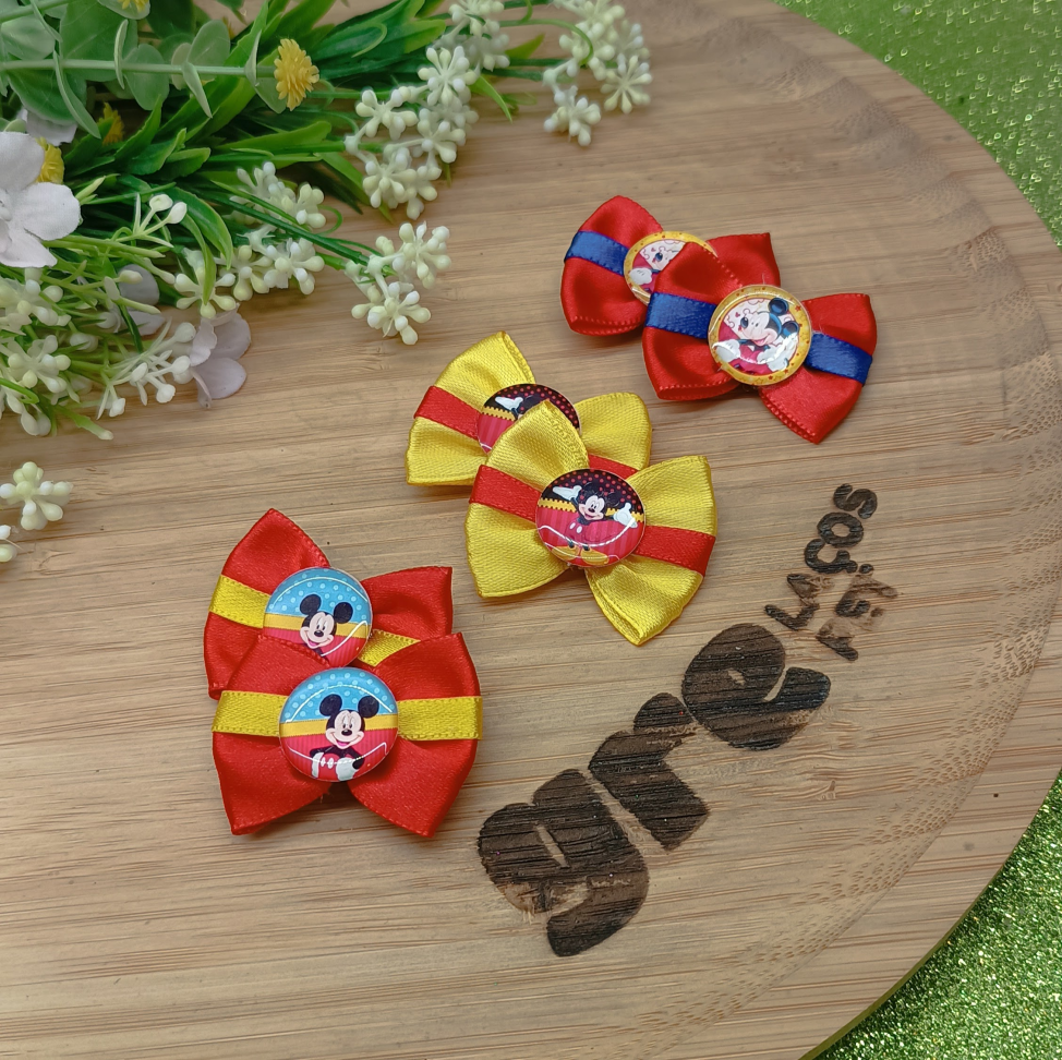MK09-Laço M de Cetim com Fitilho e Enfeite de Botons do Mickey.