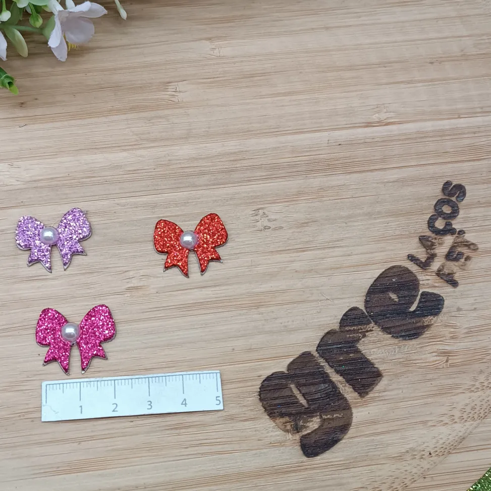 Adesivo Laço M de EVA com Brilho e Peróla no Meio