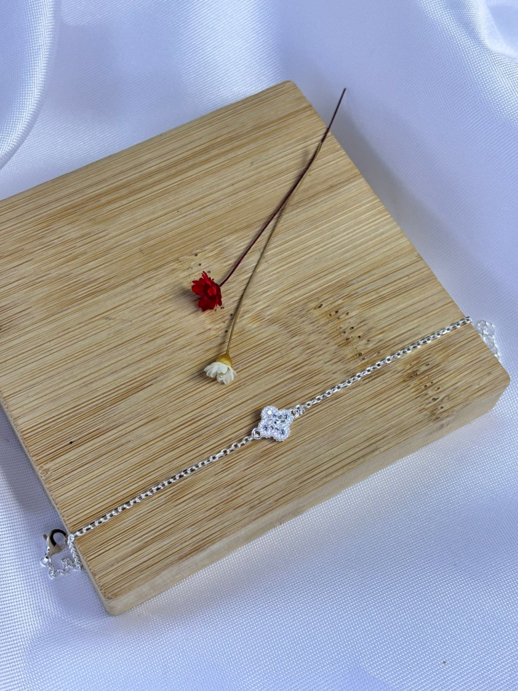 Pulseira trevo cravejado