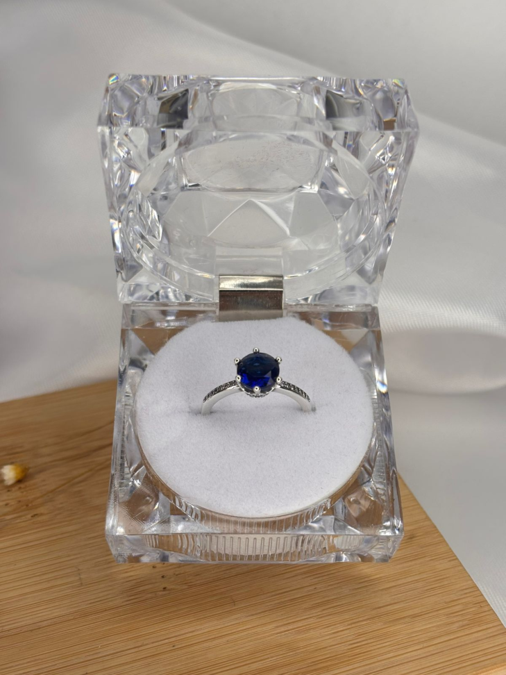 Anel Inspiração Coroa Cravejada com Pedra Azul Central
