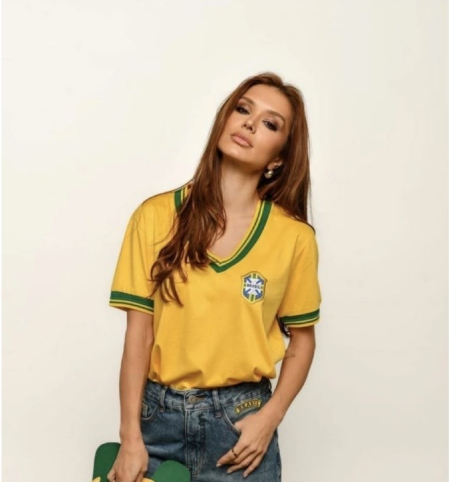 Camisa Brasil decote v detalhe couro