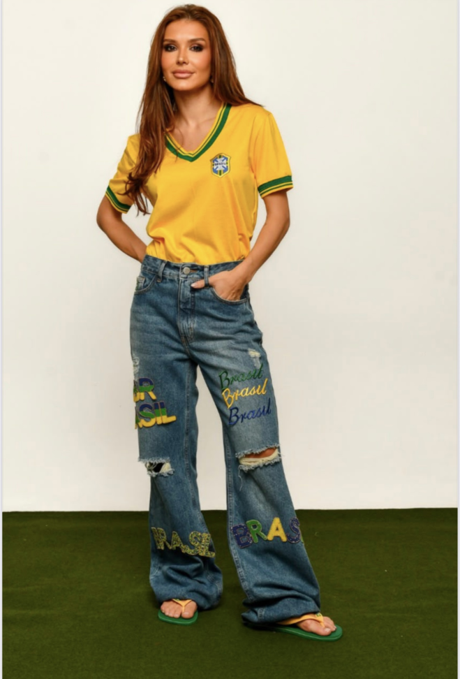 Camisa Brasil decote v detalhe couro