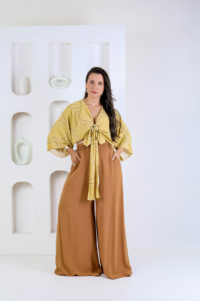 Blusa amarração e pantalona cinto