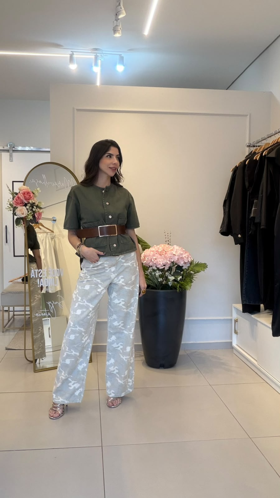 Calça jeans camuflada